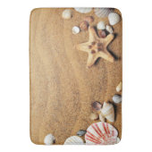 Farbige Muscheln auf dem Sand Badematte (Vorderseite Vertikal)