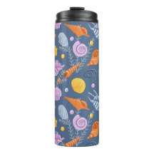 Farbige Muscheln und Algen auf blau