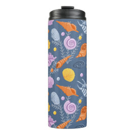 Farbige Muscheln und Algen auf blau Thermosbecher