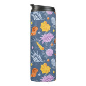 Farbige Muscheln und Algen auf blau Thermosbecher (Nach rechts gedreht)