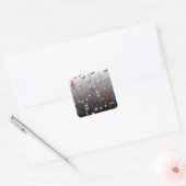 Farbige musikalische Noten auf grauem Hintergrund Quadratischer Aufkleber (Umschlag)