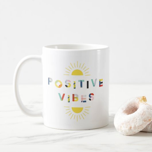 Farbige Muster Typografie Positive Vibes Moderne Kaffeetasse (Mit Donut)