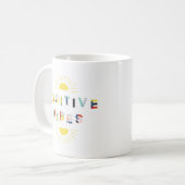 Farbige Muster Typografie Positive Vibes Moderne Kaffeetasse (Vorderseite Links)