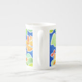 Farbige Nasturtien-Blume auf blau Porzellantasse (Rückseite)