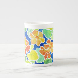 Farbige Nasturtien-Blume auf blau Porzellantasse