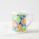 Farbige Nasturtien-Blume auf blau Porzellantasse (Rechts)