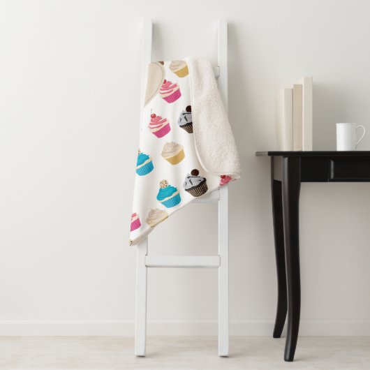 Farbige Niedliche Cupcakes Muster Monogramm Sherpadecke (Beispiel)