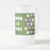 Farbige numeriertes Pool-Bälle auf einem Bier-Glas Mattglas Bierglas (VorderseiteRechts)