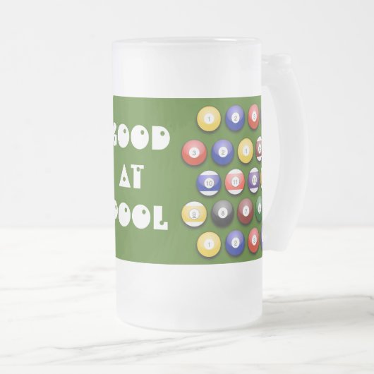 Farbige numeriertes Pool-Bälle auf einem Bier-Glas Mattglas Bierglas (VorderseiteRechts)