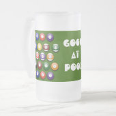 Farbige numeriertes Pool-Bälle auf einem Bier-Glas Mattglas Bierglas (Vorderseite Links)