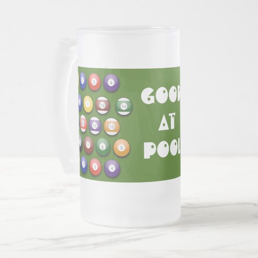 Farbige numeriertes Pool-Bälle auf einem Bier-Glas Mattglas Bierglas (Vorderseite Links)