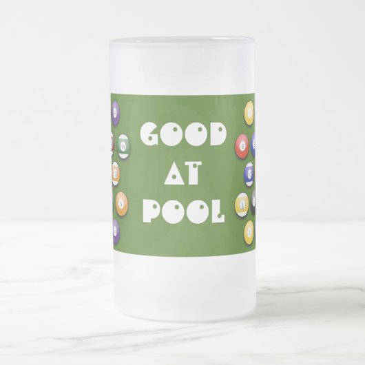 Farbige numeriertes Pool-Bälle auf einem Bier-Glas Mattglas Bierglas (Mittel)