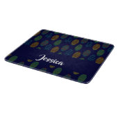 Farbige Ostereier auf blau Schneidebrett (Ecke)