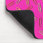 Farbige Papierklammern auf Rosa Mousepad (Ecke)