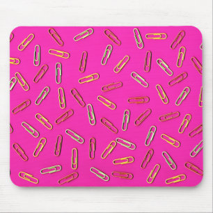 Farbige Papierklammern auf Rosa Mousepad