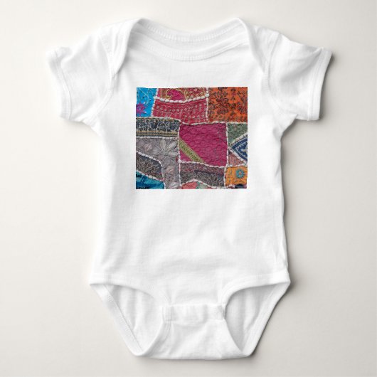 Farbige Patchwork-Teppiche Details Baby Strampler (Vorderseite)