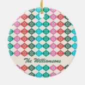 Farbige Personalisierte moderne Snowflake-Familie Keramik Ornament (Hinten)