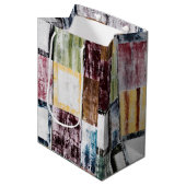 Farbige Quadrate Mittlere Geschenktüte (Vorderseite Schrägansicht)