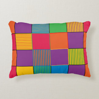 Farbige Quadrate und Streifen Dekokissen