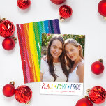 Farbige Rainbow Peace Liebe Pride LGTBQ  Foto Feiertagskarte<br><div class="desc">Diese festliche Urlaubskarte enthält einen farbenfrohen Regenbogen-Gruß,  der "Liebe & Stolz" heißt. Auf der Rückseite der Karte befindet sich der farbenfrohe Hintergrund des Regenbogens. Dieses Design beherbergt ein Foto und würde in Farbe oder Schwarz/Weiß gut funktionieren. Design-Tipp: Sie können ein anderes Foto oder mehr Text auf der Rückseite hinzufügen!</div>