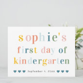 Farbige Regenbogenbriefe | 1. Schultag Einladung (Stehend Vorderseite)