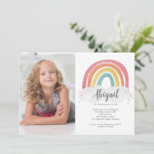 Farbige Regenbogenkalligraphie Foto Kindergeburtst Einladung (Stehend Vorderseite)