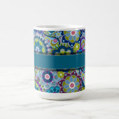 Farbige Retro-Blume mit Monogramm Kaffeetasse (Mittel)