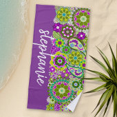 Farbige Retro-Blume mit Monogramm Strandtuch