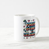 Farbige Retro Pixel Press Start Gamer Feier Kaffeetasse (VorderseiteRechts)