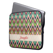 Farbige Retro-Zickzack Muster Monogramm Laptopschutzhülle (Vorderseite Links)