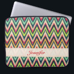 Farbige Retro-Zickzack Muster Monogramm Laptopschutzhülle<br><div class="desc">Farbenvolles Retro-Zickzack nahtloses Muster mit anpassbarem und optionalem Monogramm. Verfügbar auf anderen Produkten.</div>