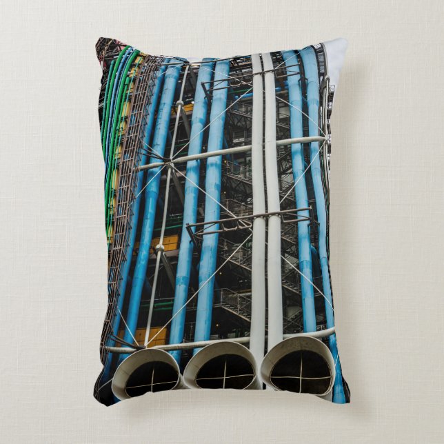 Farbige Rohrleitungen auf der Fassade eines Zierkissen (Vorderseite(Vertikal))