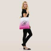 Farbige, rosa Ombre über einer Farbe mit Monogramm Tasche (Am Model)