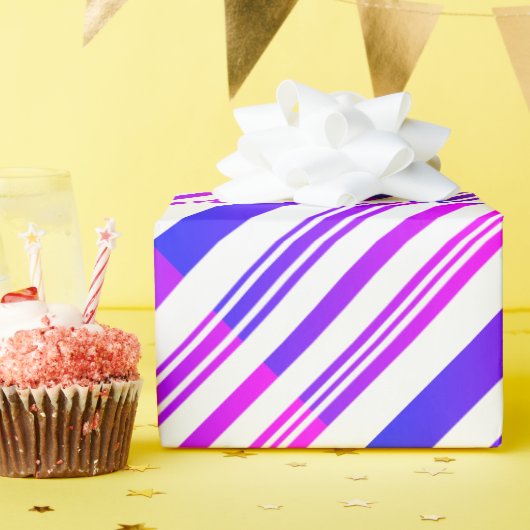 Farbige rosa und blaue Streifen auf Weiß Geschenkpapier (Geburtstagsparty)