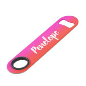 Farbige rote Farbe Rosa Monogramm Name Speed Flaschenöffner (Rückseite Schrägansicht)