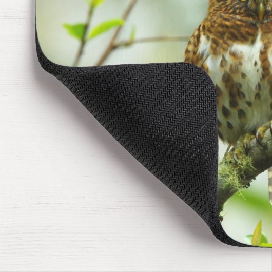 Farbige Sauerkuhuhe, die auf einem Baumzweig steht Mousepad (Ecke)