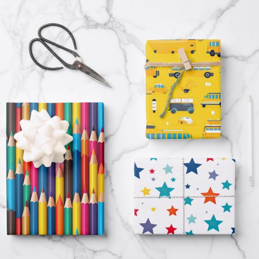 Farbige Schulbusse der Pencil School - bunte Stern Geschenkpapier Set (Vorderseite)