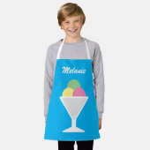 Farbige Schürze eines Kindes mit großem Eis-Sorbet (Getragen)