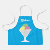 Farbige Schürze eines Kindes mit großem Eis-Sorbet (Vorderseite)