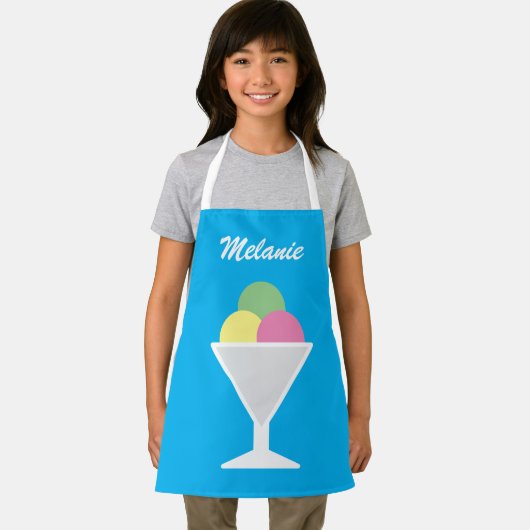 Farbige Schürze eines Kindes mit großem Eis-Sorbet (Insitu)