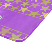 Farbige Seesterne auf lila Schneidebrett (Ecke)