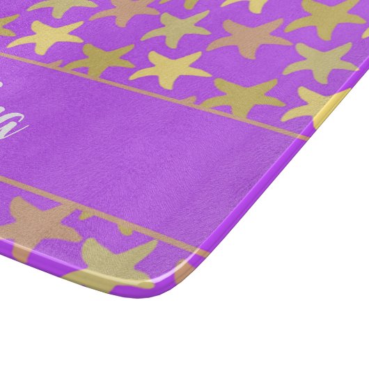 Farbige Seesterne auf lila Schneidebrett (Ecke)