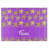 Farbige Seesterne auf lila Schneidebrett (Vorderseite)