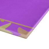 Farbige Seesterne auf lila Schneidebrett (Ecke)