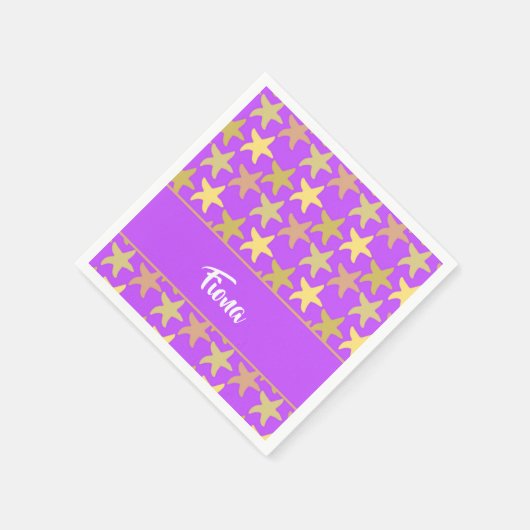 Farbige Seesterne auf lila Serviette (Ecke)