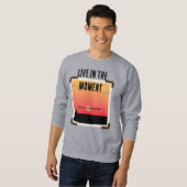 Farbige Sonnenuntergänge mit modernem Text Sweatshirt (Vorne ganz)