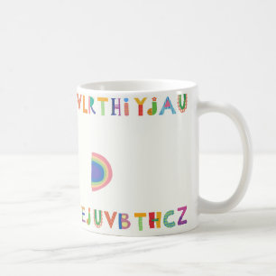 Farbige Spielerei Alphabet-Design mit Regenbogen Kaffeetasse
