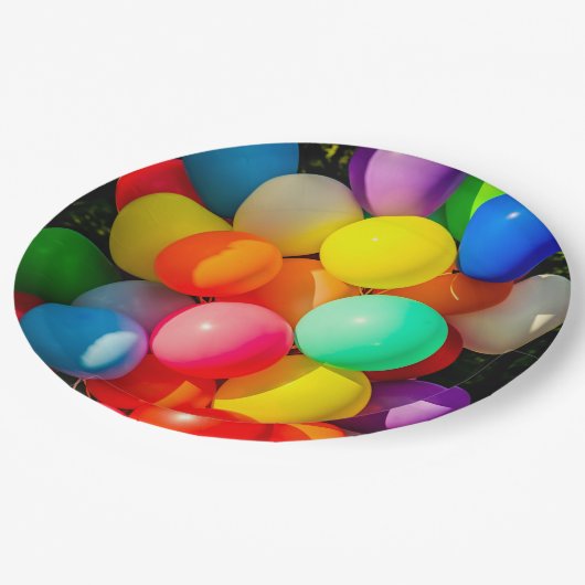 Farbige Spielzeugballoons Pappteller (Schrägansicht)