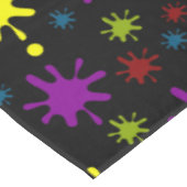 Farbige Spritzer auf schwarzem Hintergrund Tischdecke (Schrägansicht)