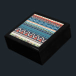 Farbige Stamm Zigzag Kreuzstich Textur Geschenkbox<br><div class="desc">Farbenfrohe Zick-Zack-Zacktzack-Tribale und geometrische Formen Muster in blau-rot-weiß mit Kreuzstich-Textur-Look. Design ist auch auf anderen Produkten erhältlich und kann bei jedem Produkt von Zazzle angefordert werden.</div>